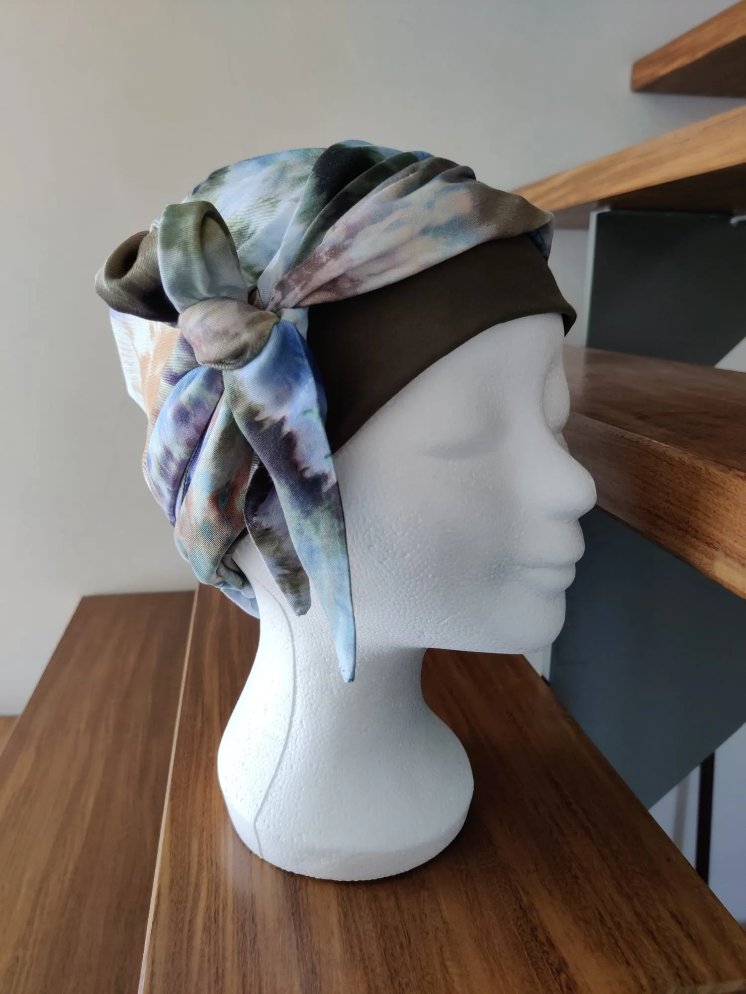 Hoofddoekje in aquarelprint met olijfgroene band en een strik opzij