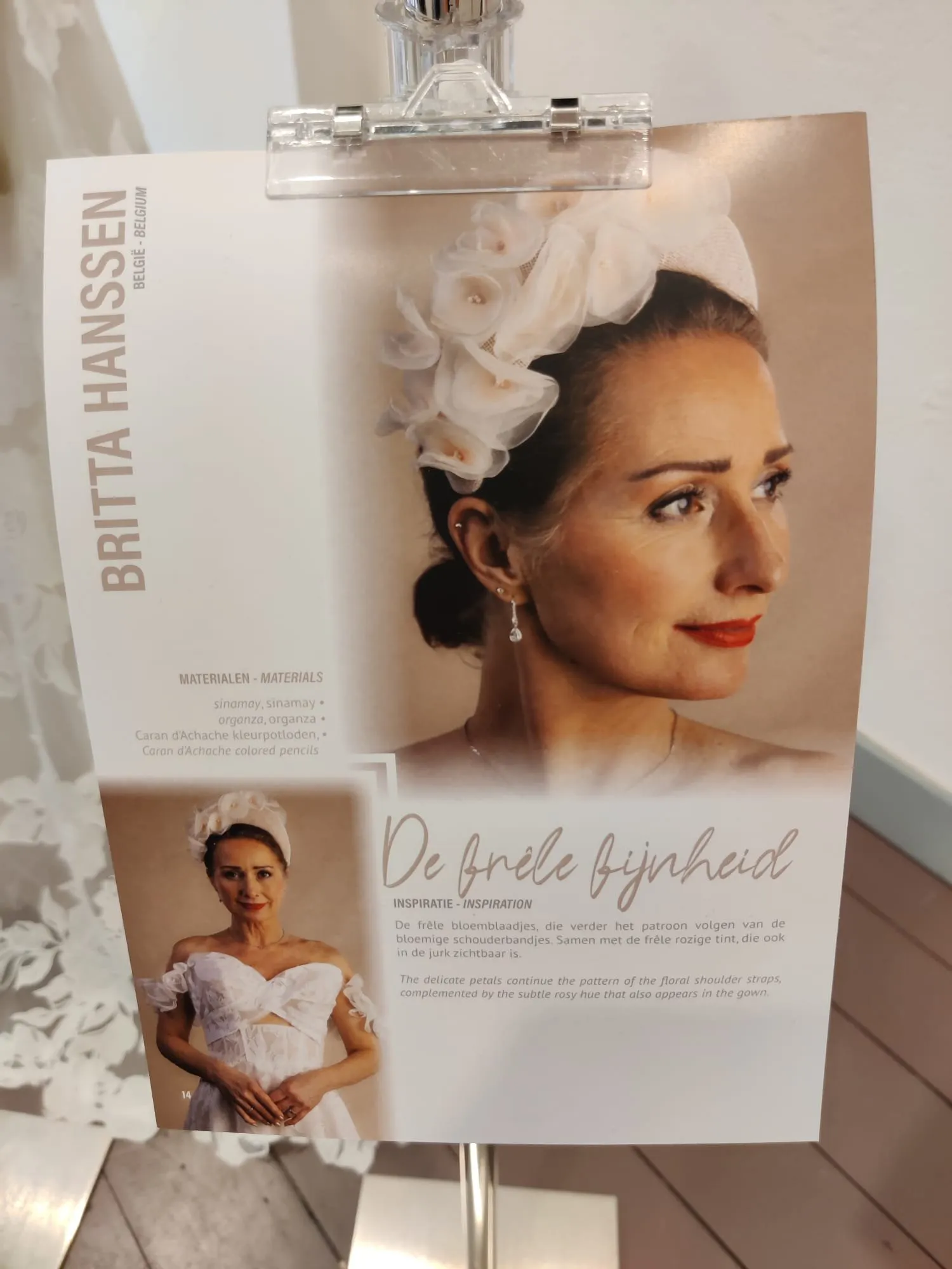 De infokaart van de expo, met het stuk gedragen door een model