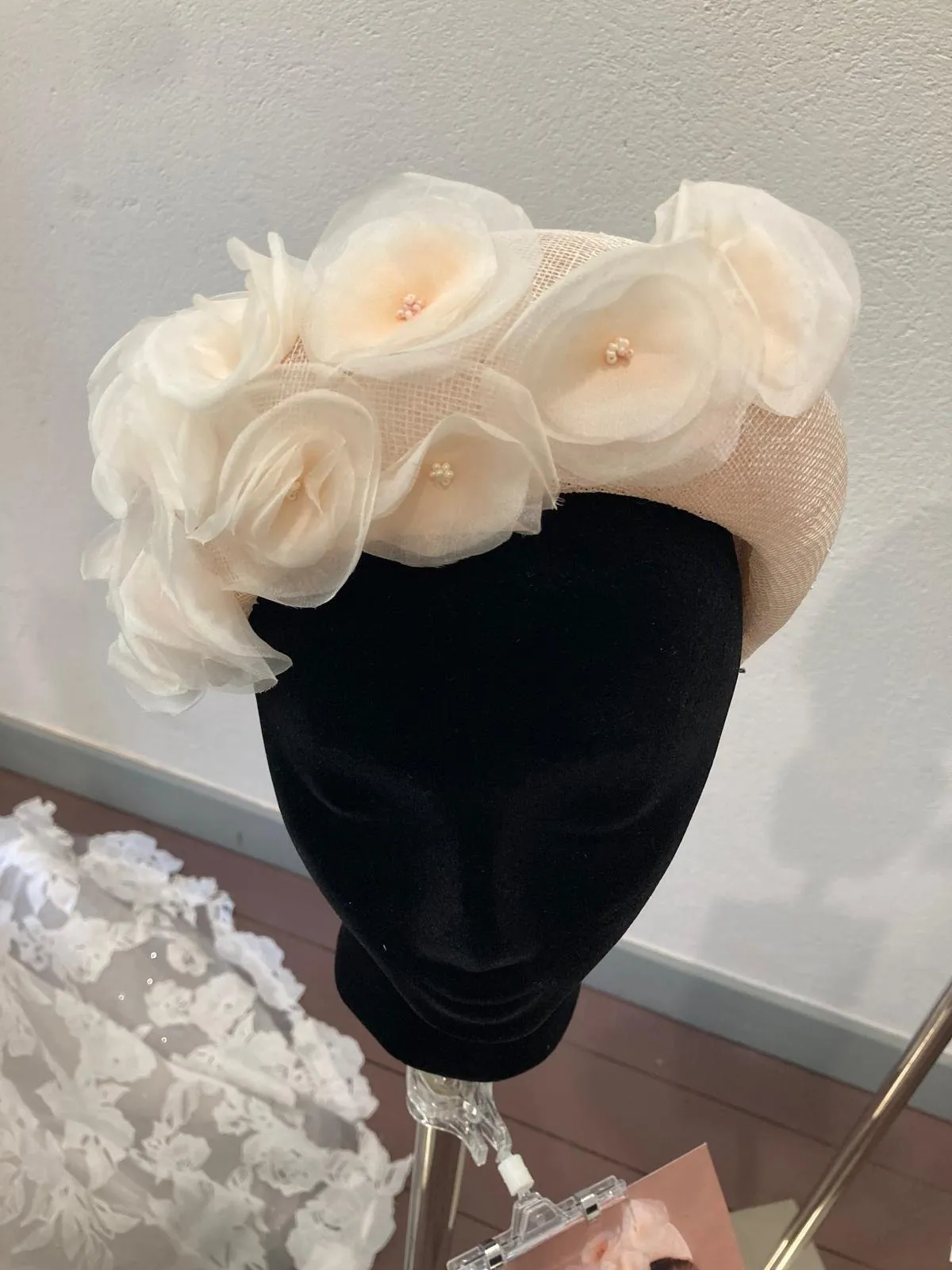 Roomkleurig hoofdstuk met organza bloemen en parelhartjes